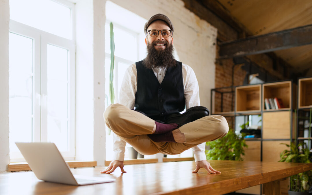 Unternehmer meditiert im Büro für Stressmanagement und innere Balance.